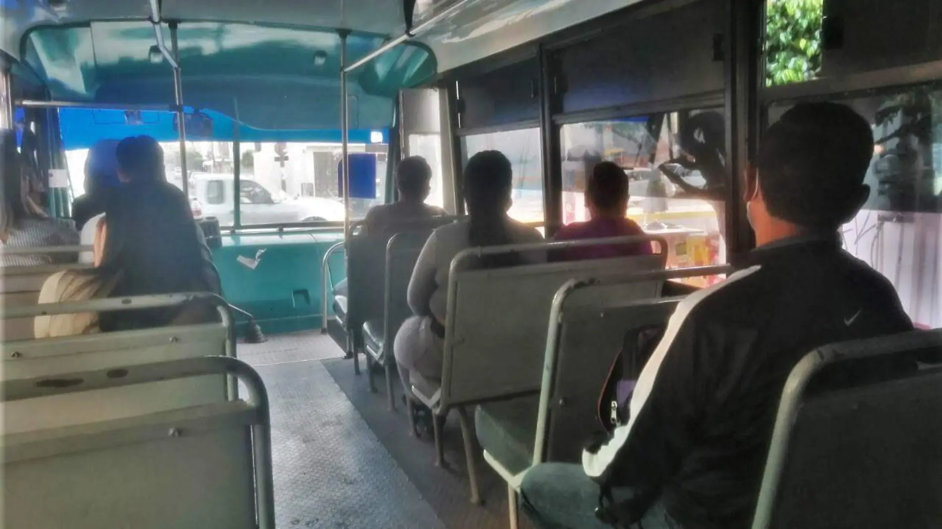 DENUNCIAN USUARIOS A CONDUCTORES DEL TRANSPORTE PUBLICO POR USO DE CELULAR 1